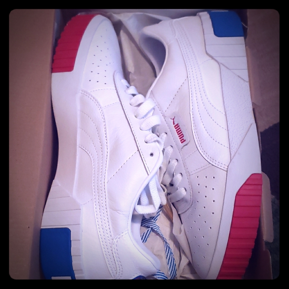 Tennis shoes